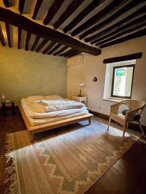 3 chambres, bureau, fer et planche à repasser, lit parapluie