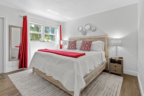 1 室のベッドルーム、デスク、アイロン / アイロン台、旅行用ベビーベッド