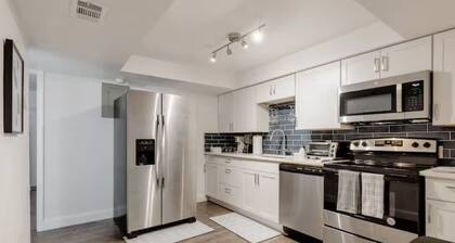 Modern Condo Walk to Restaurants & Shops, Bike to Beach, Beach Chairs & Bikes