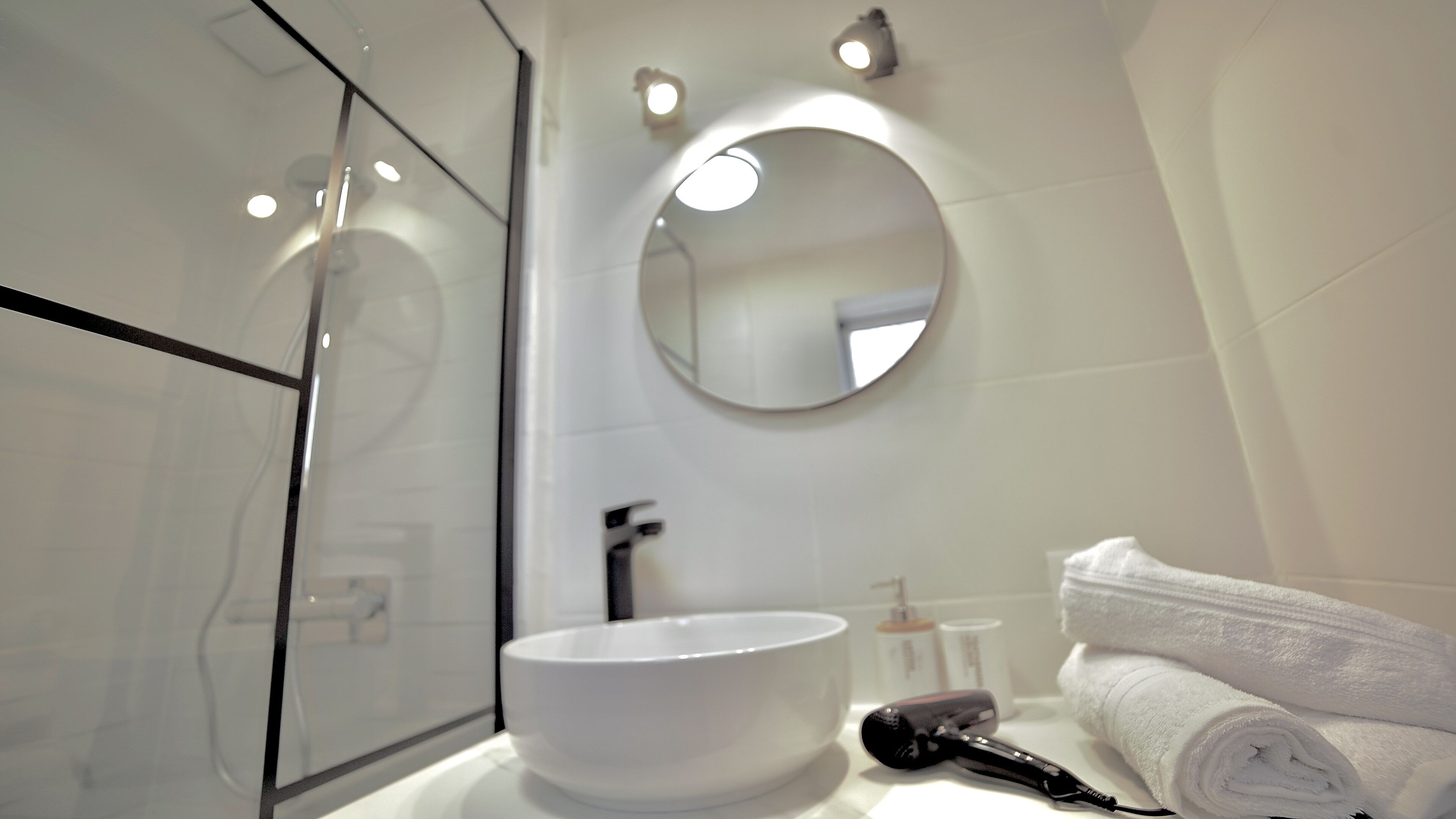 Douche, articles de toilette écologiques, sèche-cheveux