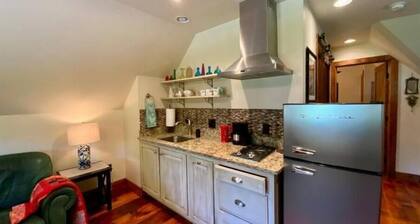 Inviting, comfortable & private suite near Univ.