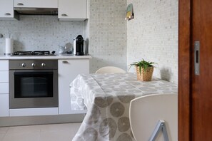 Fridge, microwave, oven, stovetop - NEW! Boavista Studio 99 w/ Garage (Porto)