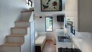 Une cuisine moderne équipée d’une cuisinière intégrée, d’un évier et d’une fenêtre donnant sur l’extérieur.
