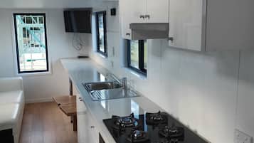 Refrigerador, horno, placa de cocina, cafetera/tetera