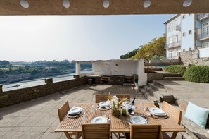 Outdoor dining - Villa D' Ouro with pool (Porto)