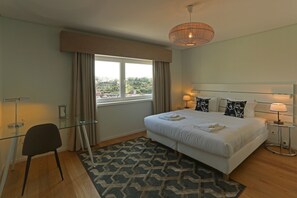 4 slaapkamers, een strijkplank/strijkijzer, internet, beddengoed