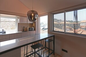 Dining - NEW! Prime Riverside Duplex (Porto)