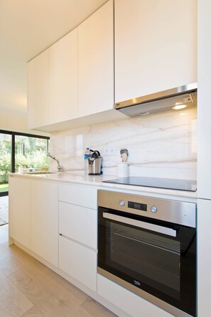 Kylskåp, mikrovågsugn, ugn och spishäll