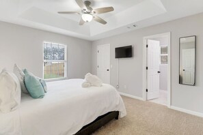 4 chambres, bureau, fer et planche à repasser, lit parapluie