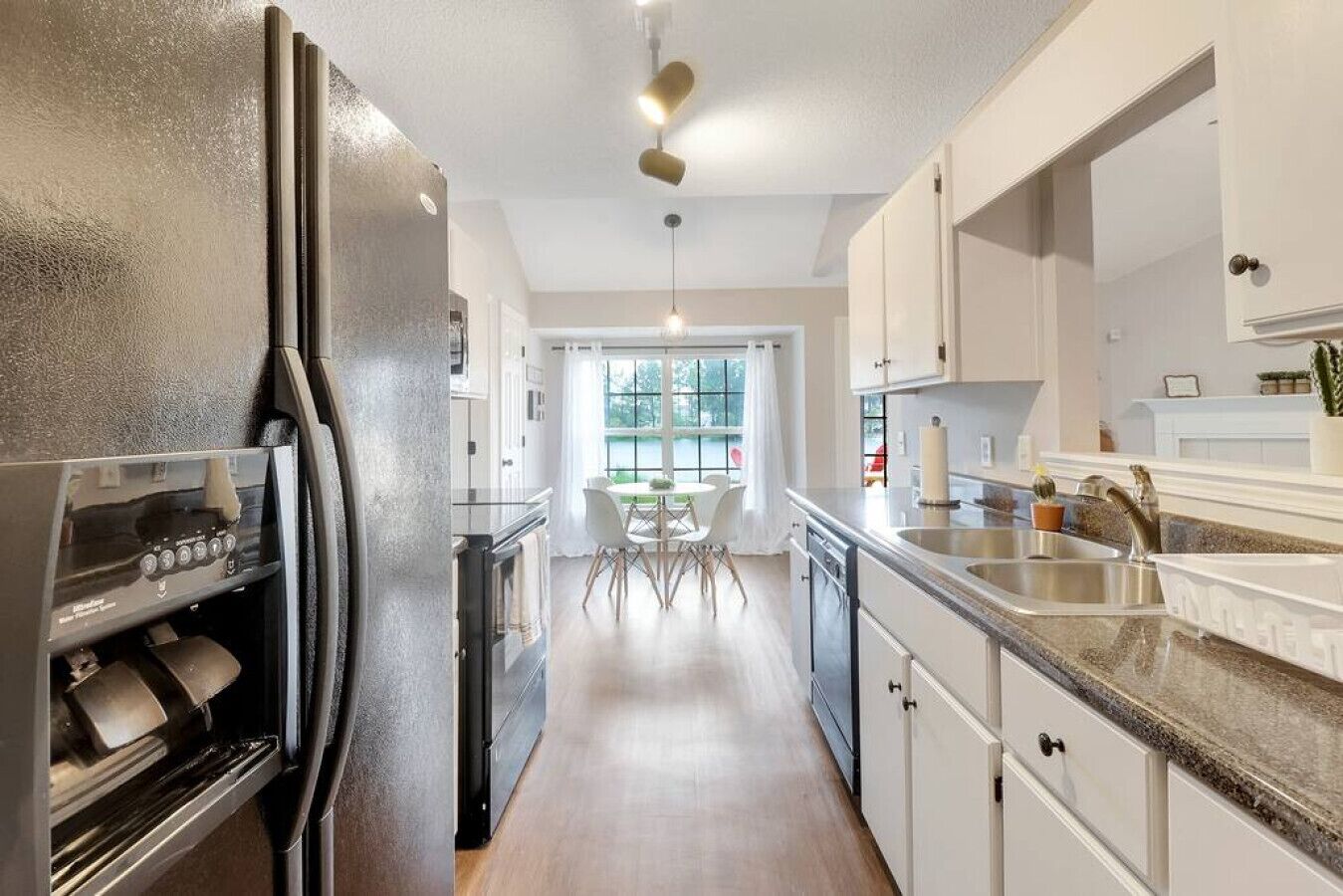 Réfrigérateur, micro-ondes, four, lave-vaisselle