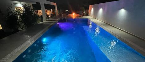 Außenpool (je nach Saison geöffnet), Sonnenschirme, Liegestühle