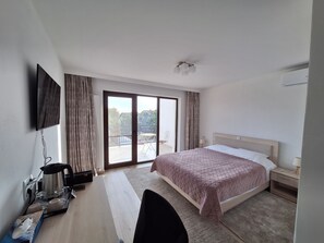 Deluxe Double Room, 1 Bedroom, Non Smoking, Garden View | Desk, laptop workspace, blackout drapes, iron/ironing board - TREND (Arad)