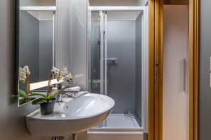 Douche, sĂšche-cheveux, bidet