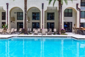 A heated pool - ☀️Poolside Oasis☀️ 2/2 Dual King Heated Salt Pool (Tampa)