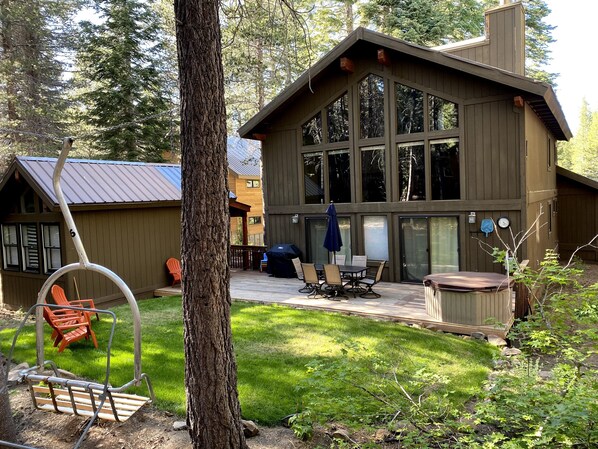 Outdoor dining - Tahoe Donner, Hot Tub, Large Fireplace, Kids Bunk Room, Ski Room (Truckee)