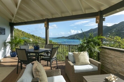 On A Whim - 2 BR/3BA Cozy Island House with Infinity Pool and View of Coral Bay!