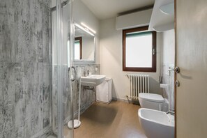 Dusche, Haartrockner, Bidet, Handtücher