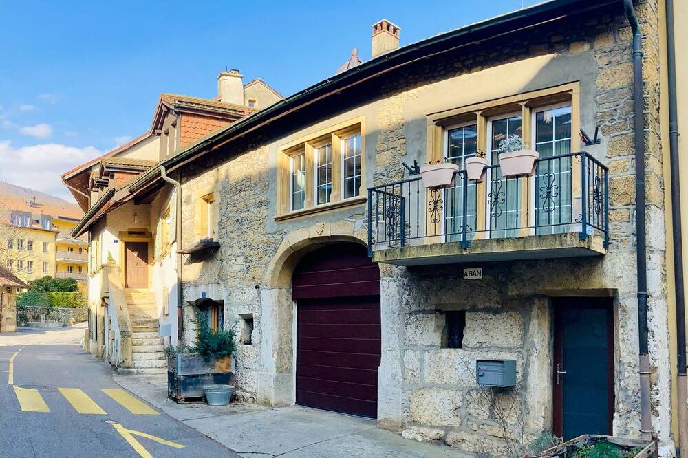 Former winegrower's triplex near public transport