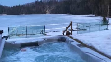 Banyera d'hidromassatge a l'aire lliure