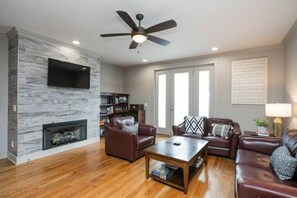 Living area - Spacious Townhouse Roof Deck/Views Near Music Row
(Nashville)