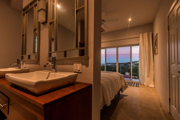 5 bedrooms, desk, iron/ironing board, free WiFi