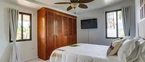 4 Schlafzimmer, Schreibtisch, Bügeleisen/Bügelbrett, Reisekinderbett