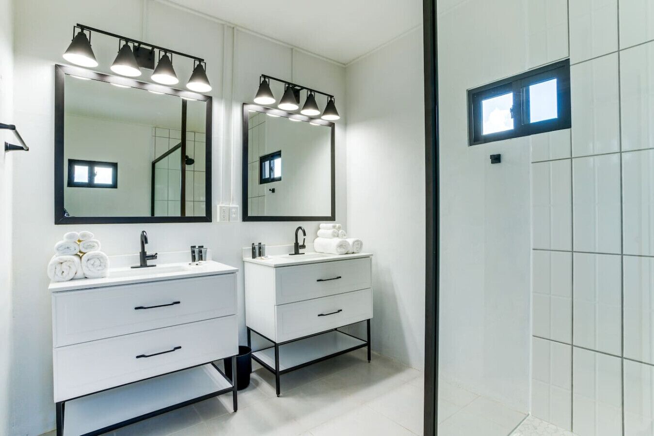 Douche, sèche-cheveux, serviettes fournies, savon