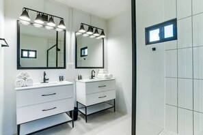 Douche, sèche-cheveux, serviettes fournies, savon