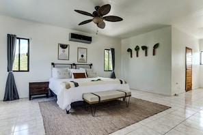 4 dormitoris, escriptori i planxa i posts de planxar