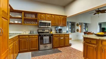 冰箱、微波炉、烤箱、炉灶