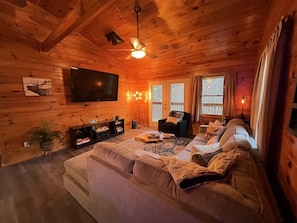 Smart TV, chimenea, futbolito