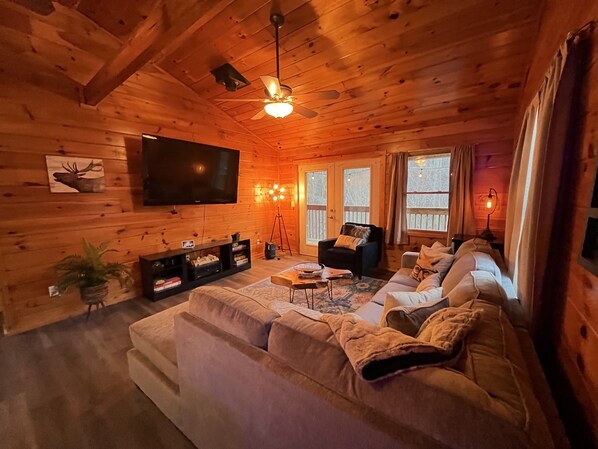 Smart TV, fireplace, table football - Smokey Mountain Retreat with hot tub and arcade games, sleeps 8! (Gatlinburg)