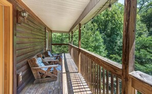 Property grounds - Smokey Mountain Retreat with hot tub and arcade games, sleeps 8! (Gatlinburg)
