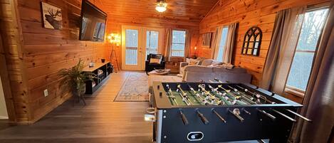 Smart-tv, een open haard en tafelvoetbal