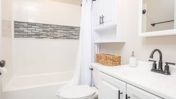 Serviettes fournies, savon, shampoing, papier toilette