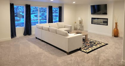 The Perfect Family Retreat! Brand new huge townhome with Sauna!
