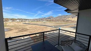 Outdoor dining - 3rd floor condo in Providence

 (Logan)