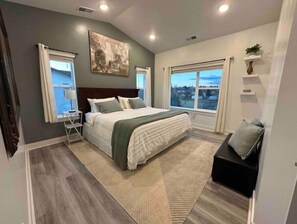 3 habitaciones, escritorio y tabla de planchar con plancha 