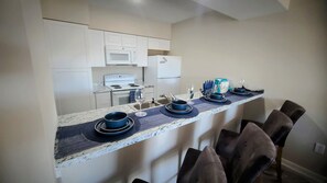 Fridge, microwave, oven, stovetop - Blue Serene Penthouse Downtown Columbia
(Columbia)