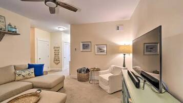 Smart-TV, Kamin, Bücher