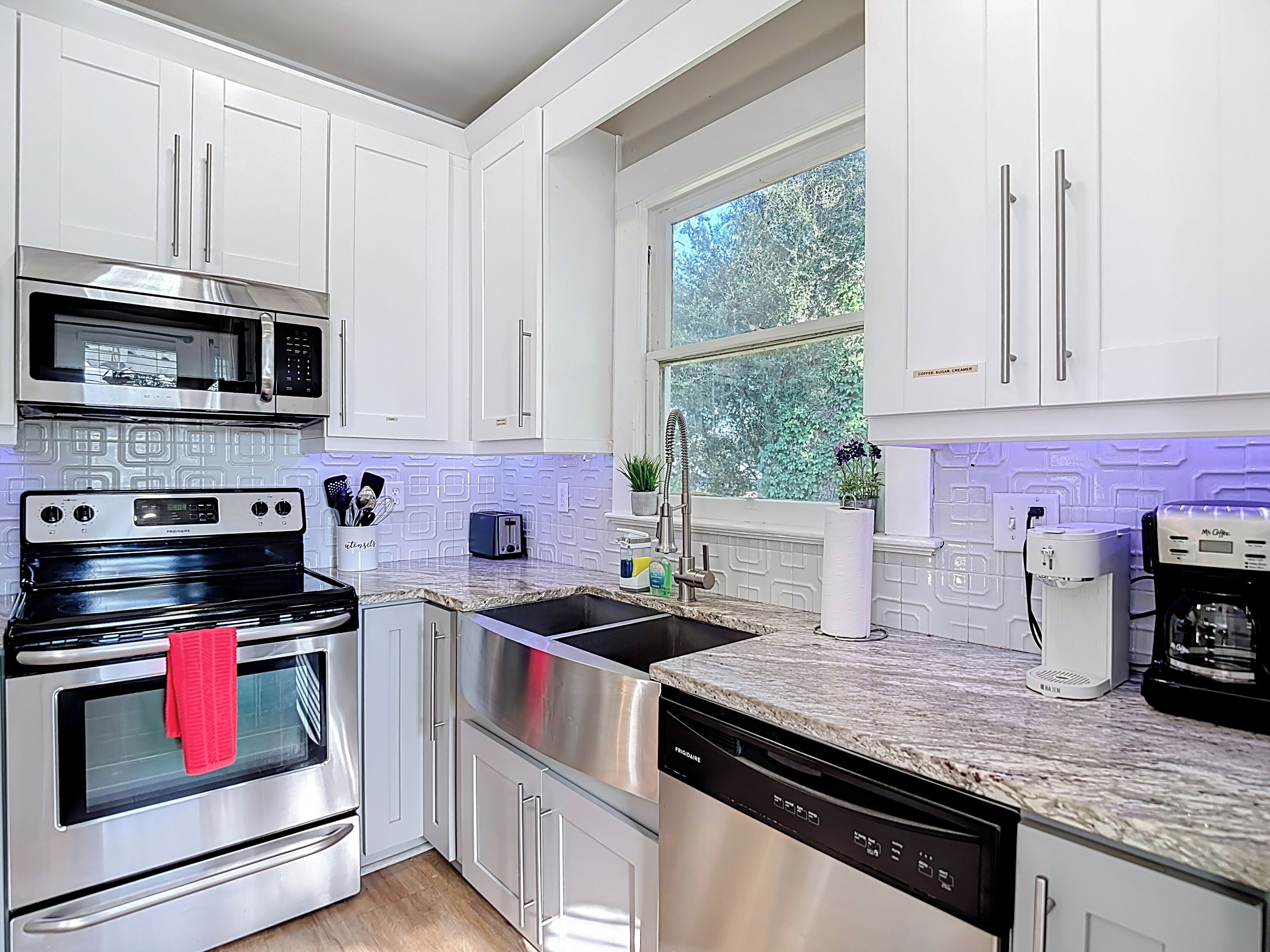 冰箱、微波炉、烤箱、炉灶