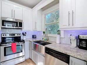 Fridge, microwave, oven, stovetop - 9 Mins to Downtown Tampa, Full Kitchen, King Bed, Balcony, Smart TV's (Tampa)