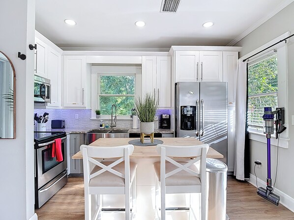 Fridge, microwave, oven, stovetop - 9 Mins to Downtown Tampa, Full Kitchen, King Bed, Balcony, Smart TV's (Tampa)