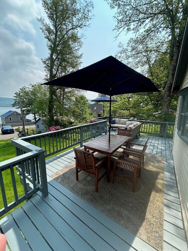 Cozy Hillside Hideaway on Lake Canadarago