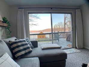 Smart TV, books - Cozy Hillside Hideaway on Lake Canadarago (Richfield Springs)