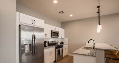 Brand New Stylish Condo Close to Old Town and Downtown