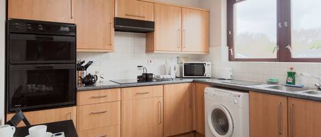 Kühlschrank, Mikrowelle, Ofen, Geschirrspüler