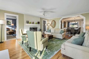 Fernseher, Kamin, DVD-Player, Arbeitsbereiche