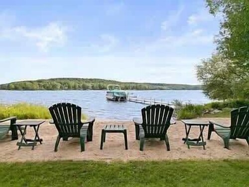 Lakefront Retreat on Intermediate Lake | Sleeps 14 • Firepit Dogs