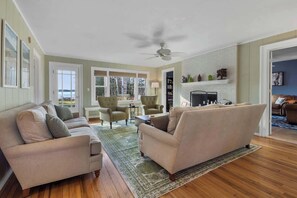 Fernseher, Kamin, DVD-Player, Arbeitsbereiche